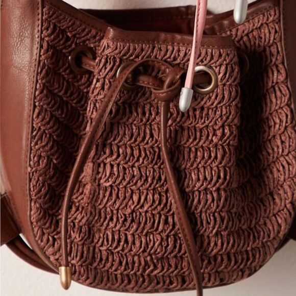 FREE PEOPLE CABANA CROSSBODY BAG IN A BEACH WOVEN DESIGN AND SLOUCHY SILHOUETTE - Picture 4 of 8